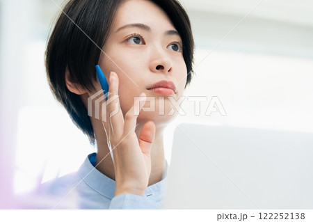 オフィスで話を聞く若い女性 オフィスで話を聞く若い女性 122252138