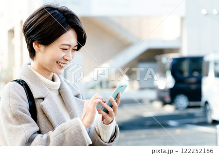 屋外でスマホを見る女性 屋外でスマホを見る女性 122252186