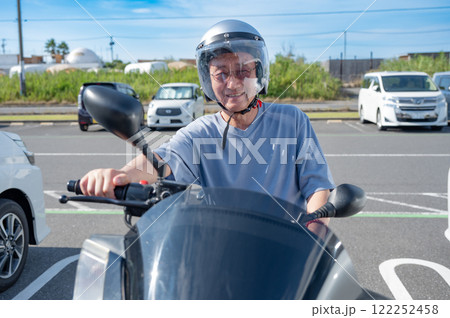 バイクに乗る男性 122252458