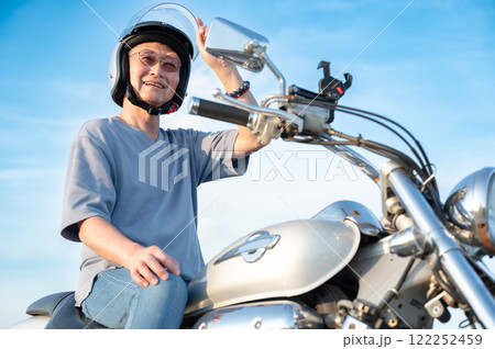 バイクに乗る男性 122252459