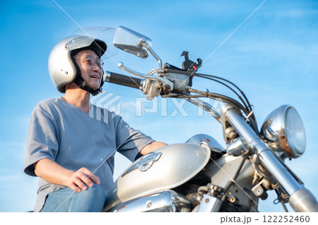 バイクに乗る男性 バイクに乗る男性 122252460