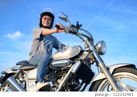 バイクに乗る男性 122252461