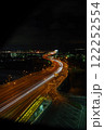 高速道路を走る車の光跡（縦） 122252554