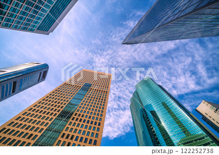 日本の東京都市景観 雲風景…汐留シティセンターや電通本社など汐留のオフィスビル群を望む＝令和7年1月 122252738