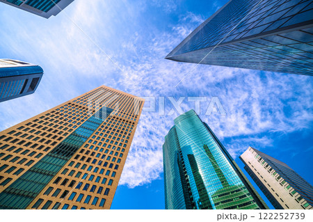 日本の東京都市景観 雲風景…汐留シティセンターや電通本社など汐留のオフィスビル群を望む＝令和7年1月 122252739