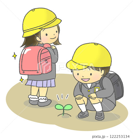 ランドセルを背負った小学1年生の男の子と女の子 122253134