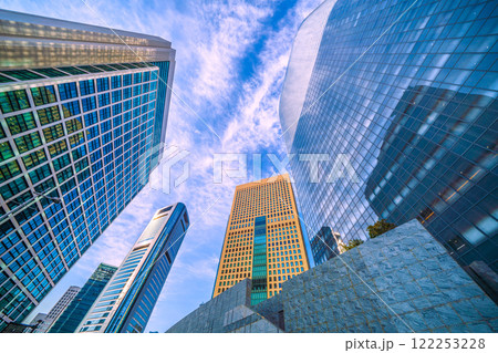 日本の東京都市景観 雲風景…電通本社や汐留タワーなど汐留のオフィスビル群を望む＝令和7年1月23日 122253228