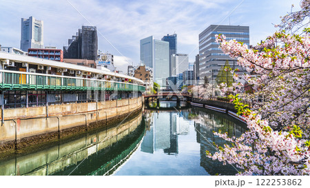 春の横浜・大岡川　桜咲く「野毛都橋商店街」周辺の都市風景【神奈川県・横浜市】 122253862