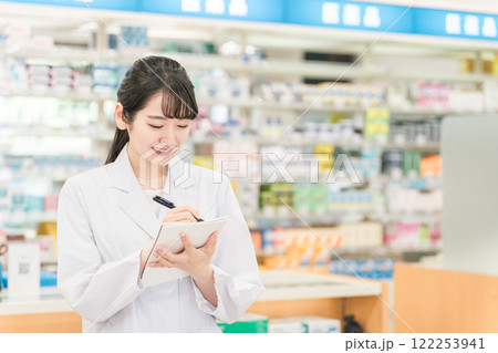 薬局で働く薬剤師も女性(メモ・勉強・服薬指導) 薬局で働く薬剤師も女性(メモ・勉強・服薬指導) 122253941