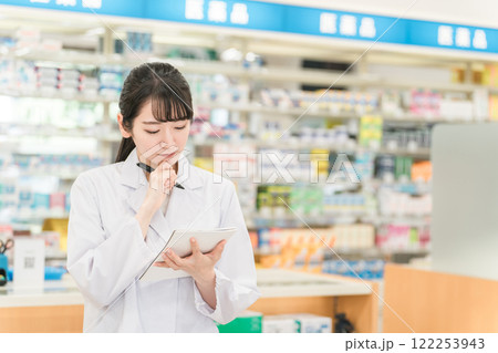 薬局で働く薬剤師も女性(メモ・勉強・服薬指導) 薬局で働く薬剤師も女性(メモ・勉強・服薬指導) 122253943