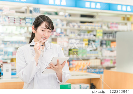 薬局で働く薬剤師も女性(メモ・勉強・服薬指導) 薬局で働く薬剤師も女性(メモ・勉強・服薬指導) 122253944
