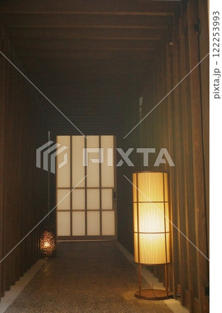 なごや七福神めぐり　八事興正寺　和風の扉と行灯 122253993