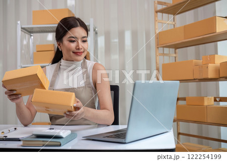 SME business entrepreneurs small in asia Preparing cardboard boxes in home office Small business operators preparing to ship to customers 122254199
