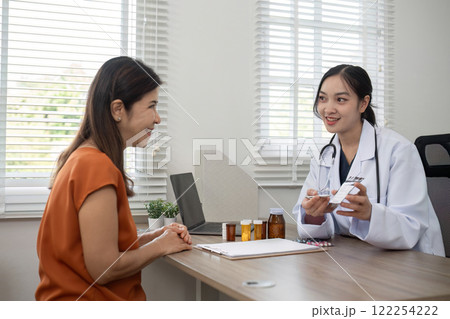 A female doctor and an elderly patient are giving advice on health care and the use of medicine to nourish the body. 122254222