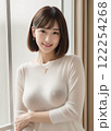 窓辺でこちらを見ている女性 122254268