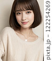 こちらを見て微笑む女性 122254269