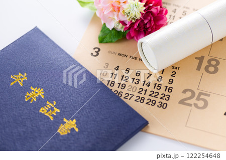 卒業証書とカレンダー 122254648