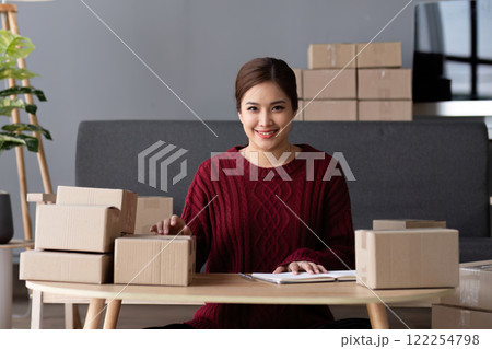 SME business entrepreneurs small in asia Preparing cardboard boxes in home office Small business operators preparing to ship to customers SME business entrepreneurs small in asia Preparing cardboard boxes in home office Small business operators preparing to ship to customers 122254798