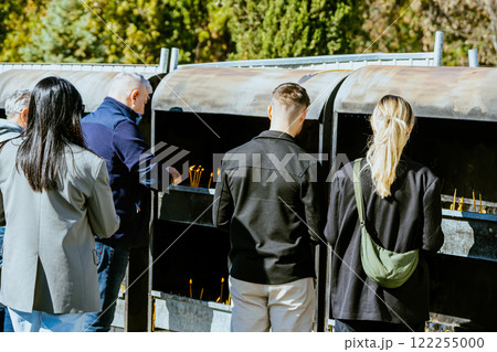 People pray and light candles at the temple 122255000