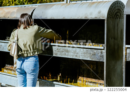 People pray and light candles at the temple 122255004