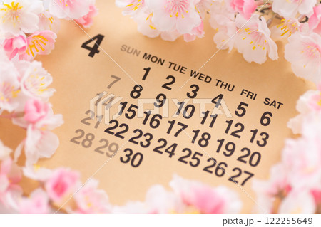 4月のカレンダーと桜 122255649