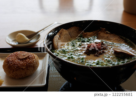 田子にんにくラーメンと焼きおにぎり（青森県田子町） 122255681
