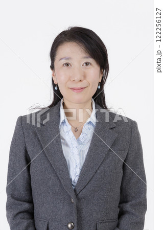 笑顔で立つ女性 122256127