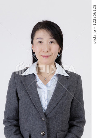 笑顔で握手をする女性 笑顔で握手をする女性 122256128