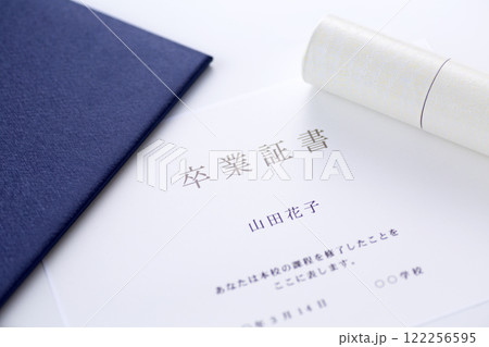 卒業証書 122256595