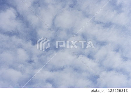 薄めのふわふわした雲が多くコピーが入りやすい青い空 薄めのふわふわした雲が多くコピーが入りやすい青い空 122256818