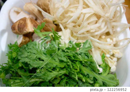 すき焼き用の野菜の盛り合わせ すき焼き用の野菜の盛り合わせ 122256952