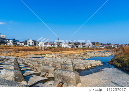 川の魚道と住宅街の風景 122257037