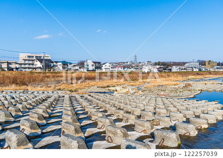川の魚道と住宅街の風景 川の魚道と住宅街の風景 122257039