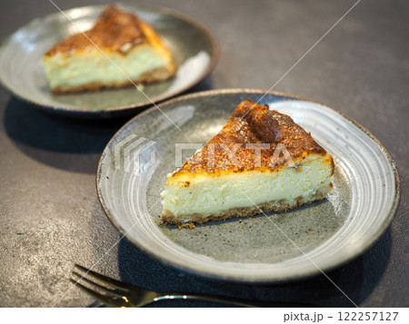 切り分けられた手作りのチーズケーキ 切り分けられた手作りのチーズケーキ 122257127