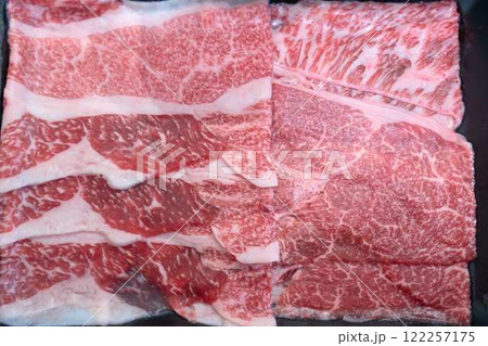 すき焼き用の新鮮な牛肉 すき焼き用の新鮮な牛肉 122257175