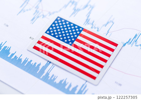 株価グラフとアメリカ国旗 122257305
