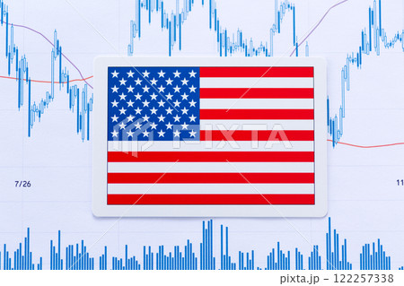 株価グラフとアメリカ国旗 122257338
