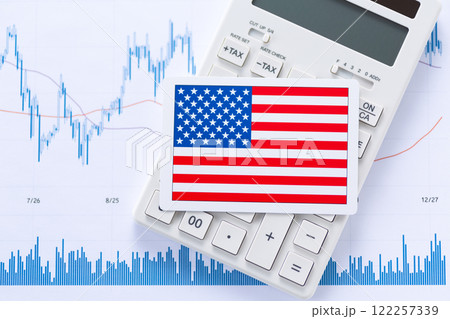 株価グラフとアメリカ国旗 122257339