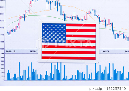 株価グラフとアメリカ国旗 122257340