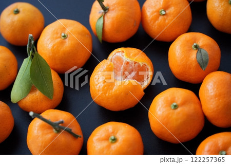 コロンと可愛い小さなみかん(3~4cm、3:2) コロンと可愛い小さなみかん(3~4cm、3:2) 122257365