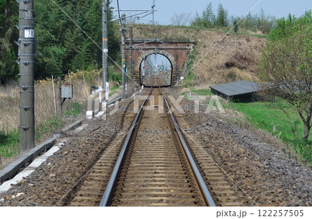 滋賀県湖南市:JR草津線大砂川トンネル/吉永小坂踏切より撮影 滋賀県湖南市:JR草津線大砂川トンネル/吉永小坂踏切より撮影 122257505