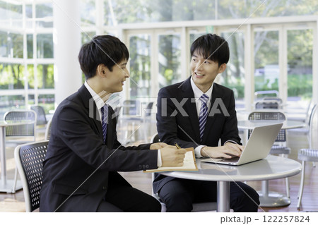 オフィスビルの中でミーティングをする若いビジネスマン2人 プレゼンテーション 営業 打ち合わせ オフィスビルの中でミーティングをする若いビジネスマン2人 プレゼンテーション 営業 打ち合わせ 122257824