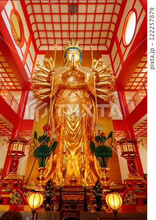 金色に輝く和歌山県紀三井寺の大千手十一面観世音菩薩像 122257879