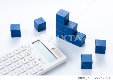 青い積み木のグラフと電卓 122257901