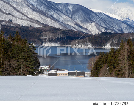 冬の青木湖と北アルプス　長野県大町市 122257923