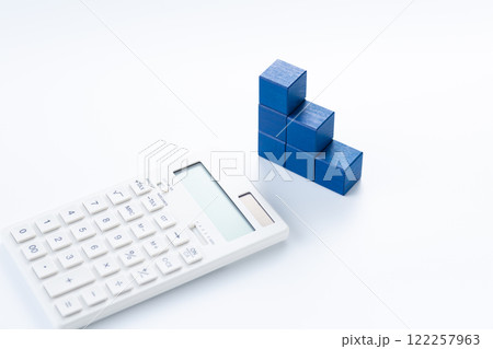 青いブロックのグラフと電卓 122257963