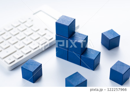 青いブロックのグラフと電卓 青いブロックのグラフと電卓 122257966