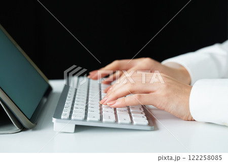 パソコンのキーボードをタイプする手元 122258085