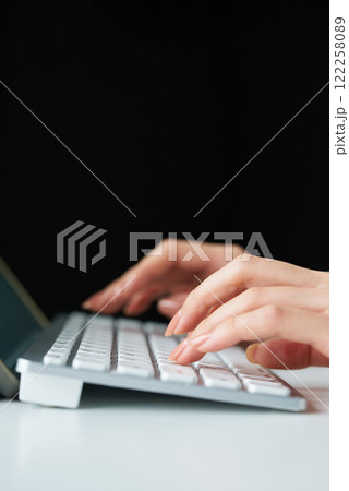 パソコンのキーボードをタイプする手元 パソコンのキーボードをタイプする手元 122258089