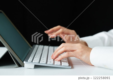 パソコンのキーボードをタイプする手元 122258091